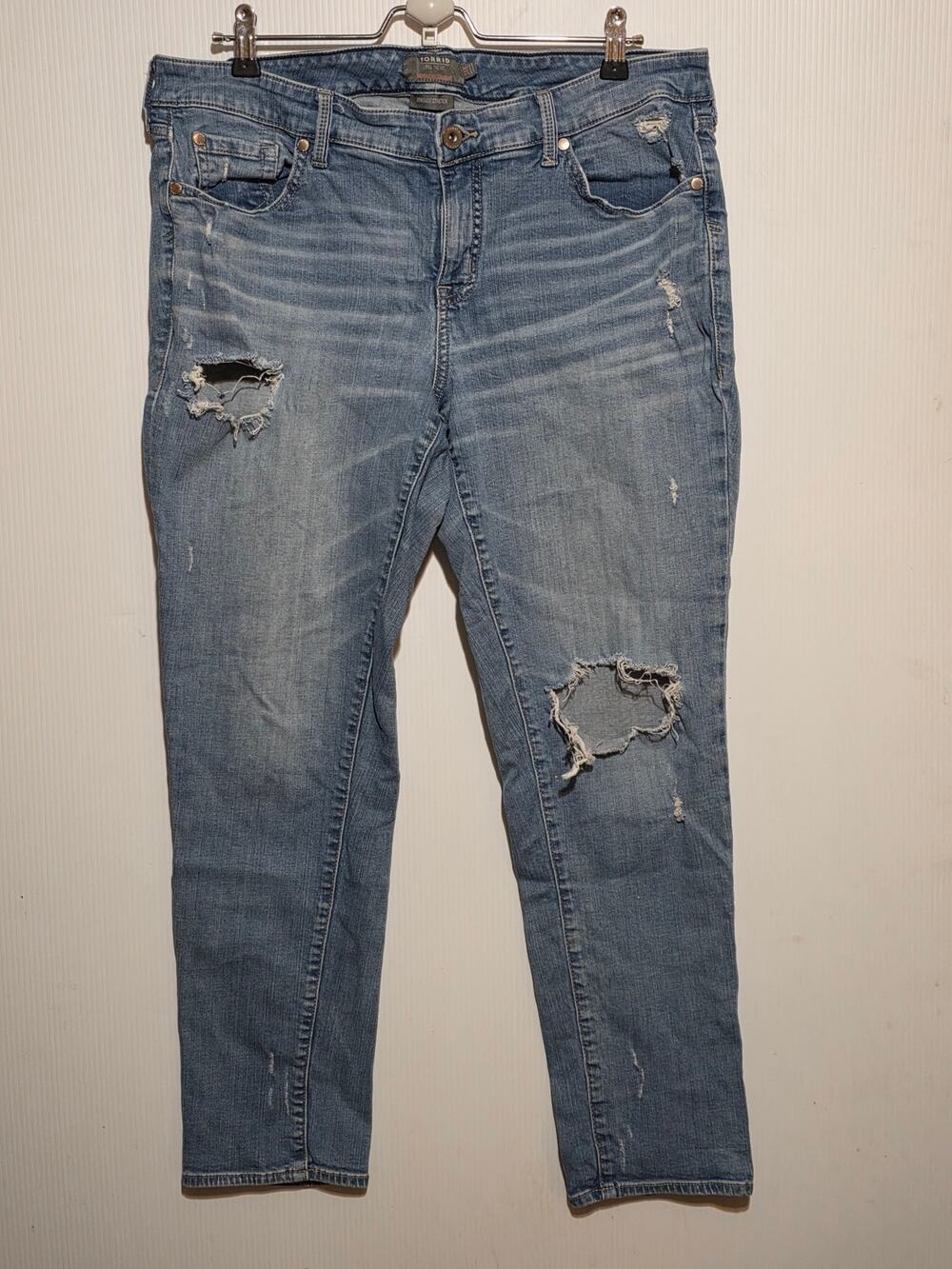 Torrid Size 14R Blue Boyfriend Straight Jeans Distressed Vintage Stretch Denim